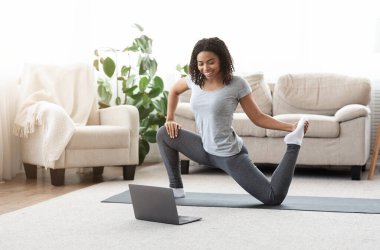 Tecrit eğitimi alıyorum. Dizüstü bilgisayarın önünde Yoga Çalışan, Çevrimiçi Ders İzleyen Genç Kadın