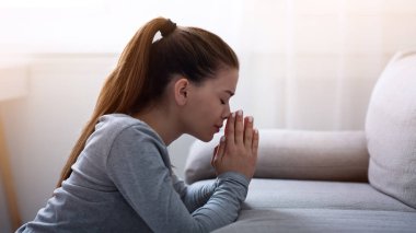 Depresyonda olan genç bir kadın Tanrı 'ya dua ediyor. Kapalı bir yerde, boş bir yerde, kanepenin yanında yardım ya da teselli istiyor. Ruhani milenyum hanımefendisi kederini ya da kaybını gidermek için yüksek güçlere tapıyor.