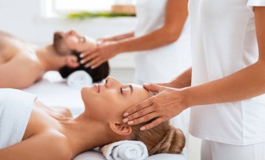 Birlikte kafa masajı yapan çift kapalı kaplıcalarda gözleri kapalı yatağında uzanıyorlar. Sağlık ve Rahatlama Prosedürü, Güzellik Spa Günü Konsepti. Seçici Odaklanma
