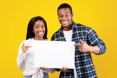 İyi teklif, iyi eleştiri ve güzel reklam. Gülümseyen Afro-Amerikan öğrencileri, sarı arka planda izole edilmiş, boş yer ve parmakla gösterilen, gündelik kağıt pankartlar taşıyorlar.