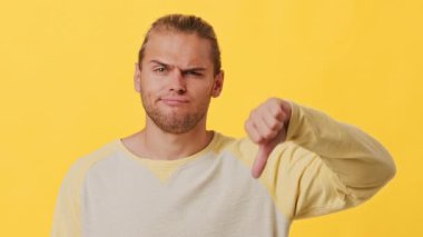 Genç bir adam hayal kırıklığına uğramış ve onaylamıyor gibi görünüyor..