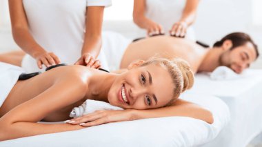 Mutlu Kadın Sıcak Taş Masaj Yaptırıyor Kocasıyla Kaplıcada Yatan Romantik Güzellik Muamelesinin keyfini çıkartıyor. Spa günü, sağlık ve rahatlama. Seçici Odaklanma, Panorama