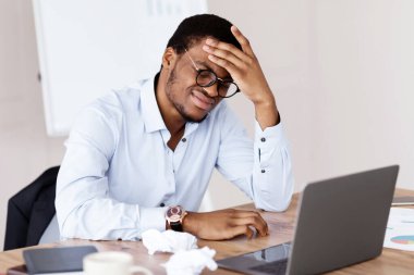 Ekonomik krizden muzdarip, çaresiz Afro-Amerikan yönetici ya da CEO 'su, dizüstü bilgisayarın önünde oturmuş, kafasını tutuyor, yaratıcı bir çözüm arıyor, boşluğu kopyalıyor..