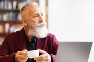 Cafe 'de kahve içen, modern dizüstü bilgisayarın önünde oturup fotokopi çeken şık takım elbiseli zengin bir adam. Yaşlı adam bitki çayı içerken kablosuz ağ kullanıyor, web sörfü yapıyor ya da iş arıyor.