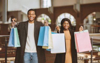 Mevsimlik satışlar, Kara Cuma ve başarı duygusu. Binlerce yıllık heyecanlı Afro-Amerikan çifti alışveriş merkezinde alışveriş yapmayı seviyor, neşeli aile gösterileri modern mağazalarda bir sürü renkli çanta, fotokopi çekiyorlar.