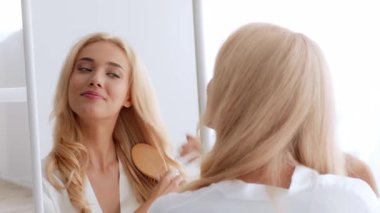 Güneşli bir evde, sarı saçlı genç bir kadın rahat bir sabah rutininden zevk alır. Aynadaki yansımasına hayran kalarak saçlarını tarıyor. Güzellik ve özgüven duygusunu somutlaştırıyor..