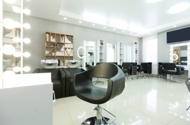 Sandalye ve aynalı modern boş kuaför salonu, boş yer.