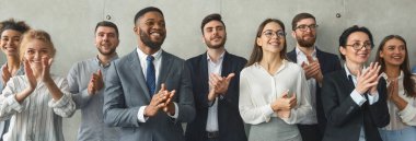 Başarılı grup toplantısından sonra mutlu iş adamları alkışlıyor.