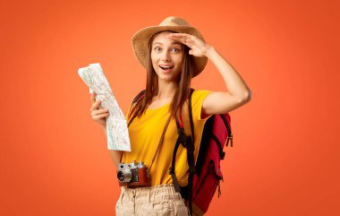 Haritası olan, turistik yerleri gezen, sarı arka planı olan harika bir kız.