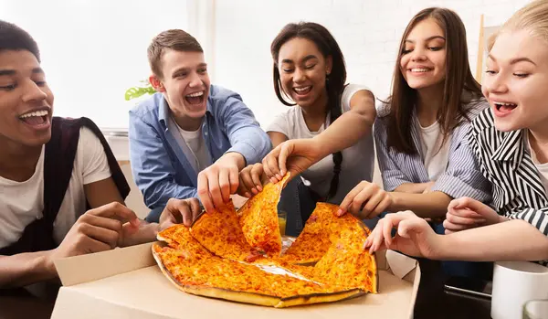 Pizza zamanı. Genç arkadaşlar fast food paylaşıyor, hafta sonları evde dinleniyorlar.