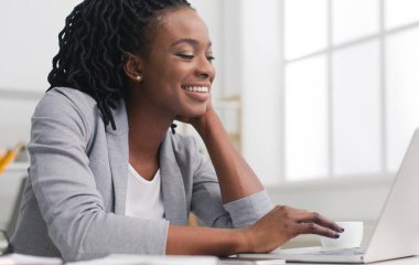 Gülümseyen Afro İş Kadını Ofiste Laptop Üzerinde Çalışan Bir Şey Yazma. Kopyalama Alanı