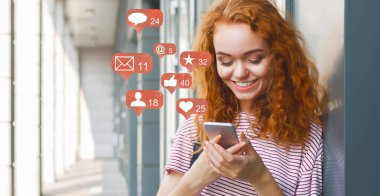 Blogger sosyal medya bildirim simgeleri ile telefon kullanarak, Panorama