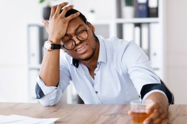 İşler kötüye gidiyor, işte zorluklar var. Hüsrana uğramış genç afro-amerikan iş adamı stres altında içki içiyor, bir bardak viski tutuyor, kafasını, ofisinin içini, fotokopi alanını tutuyor.