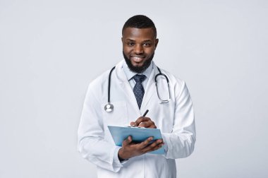 Beyaz cüppeli, steteskoplu siyah bir doktor beyaz üzerine hafıza kaybı yaşıyor.