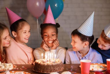 Pastaya mumları ile seyir vasıl ev, Doğum günü kutlama çocuklar