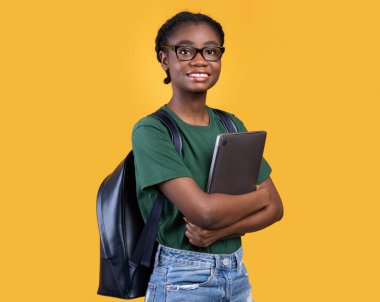 Gülümseyen Afrikalı Kız Öğrenci Laptop Tutuyor Bilgisayar Kucaklıyor Sarı Stüdyo Arkaplanda Duruyor. E-Öğrenme ve Eğitim Alanları, Uzak Çevrimiçi Çalışmalar ve Öğrenciler Yaşam Tarzı Konsepti