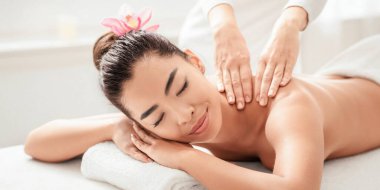 Sağlık Konsepti. Çekici Asyalı Kadın Salon 'da Tayland masajı sırasında dinleniyor, Kaplıca masasında uzanan genç bayan, Profesyonel Masör' ün vücut tedavisinin keyfini çıkarıyor,