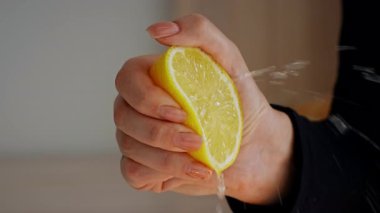 Modern bir mutfakta bir şef sağlıklı bir yemek için taze limon dilimi sıkar. Parlak, doğal ışıklandırma yemek pişirmede kullanılan canlı renkleri ve taze malzemeleri geliştirir..