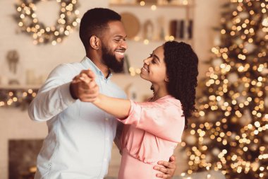 Sevgi ve şefkat. Bin yıllık güzel siyahi çiftin dans edişinin ve birbirlerine bakışlarının portresi. Mutlu siyah sakallı adam bir partide güzel kadınıyla harika vakit geçiriyor.