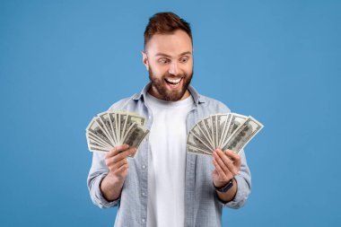 Paralı iki hayranı olan zengin beyaz adam, mavi stüdyo geçmişindeki büyük başarısından dolayı heyecanlı. Piyango ya da kumarhane bahsi kazanan doları olan şanslı bir genç. Büyük kar kavramı