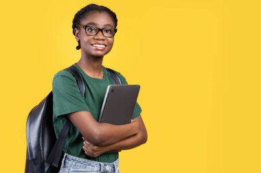 Gülümseyen Afrikalı Kız Öğrenci Laptop Tutuyor Bilgisayar Kucaklıyor Sarı Stüdyo Arkaplanda Duruyor. E-Öğrenme ve Eğitim Alanları, Uzak Çevrimiçi Çalışmalar ve Öğrenciler Yaşam Tarzı Konsepti