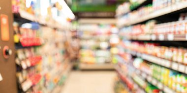 Bulanık süpermarket arka planı, renkli rafları ve gıda ürünleri olan market koridoru. Alışveriş Konsepti. Soyut Odaklanamaz Çekim Dükkanı Dükkanı İnsan Olmayan Depo