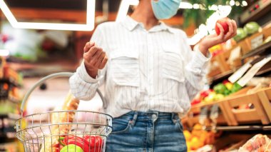 Market Alışveriş Konsepti. Afrikalı Kadın Taze Organik Sebzeler Alırken Dükkan Marketinde Alışveriş Arabası Kapalı Markette. Sağlıklı Yemek Seçen Müşteri. Kırpılmış, Seçici Odaklanma