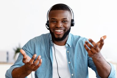 Web Konferansı. Kulaklıklı mutlu siyahi adam bilgisayarla video araması yapıyor, neşeli Afrikalı Amerikalı adam cihaz kamerasında konuşuyor, çevrimiçi iletişimin tadını çıkarıyor, ekran görüntüsü, kolaj