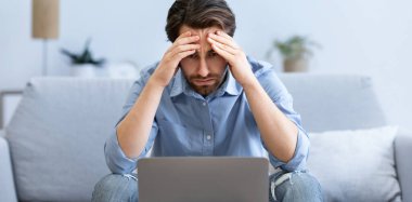 Laptop 'ın başındaki endişeli iş adamı içeride koltukta otururken iş sorunu yaşıyor. Bilgisayar Sorunu, İşsizlik ve Uzak Çalışma Depresyonu, İşletme Başarısızlığı ve İflas Konsepti