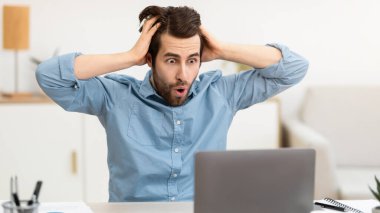 Tüh, Bilgisayar problemi. Hayal kırıklığına uğramış iş adamı, bilgisayarın ekranına bakıyor, dokunmatik başkanın iş yerinde internet üzerinden çalışma sorunu var. İnternet Bağlantı Sorunları Kavramı