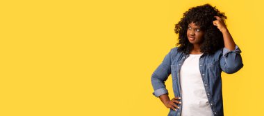 Fotokopi odasına bakıp kafasını çekiştiren meraklı siyahi kadın sarı stüdyo arka planındaki panorama teklifini düşünüyor. Kafası karışmış Afro-Amerikan genç bayan reklamlara bakıyor.