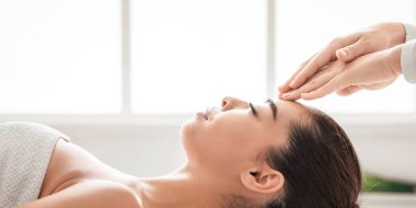 Spa salonundaki güzel Asyalı kadın akupresyon kafa masajından hoşlanıyor, profesyonel masörle sağIık tedavisi görüyor, masaya uzanmış, gözleri kapalı rahat bir kadın, fotokopi ile yan görüş.