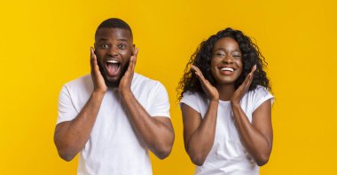 Duygusal Siyah Çift Dokunmayan Yanaklar Sarı Arka Plan, panorama