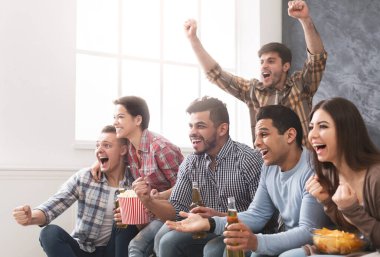 Genç Çok ırklı Arkadaşlar Grubu Televizyonda Spor İzle ve Tezahürat, Boşluk Kopya