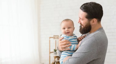 Babalık gururu. Mutlu bir milenyum adamı oğlunu kucağında tutuyor, boş uzayı olan panorama