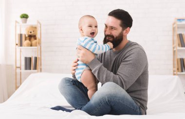 Küçük bebek baba sakal ile oynayan ve gülüyor, kopya alanı