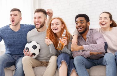 Arkadaşlar tezahürat Ligi, izlerken futbol birlikte evde spor