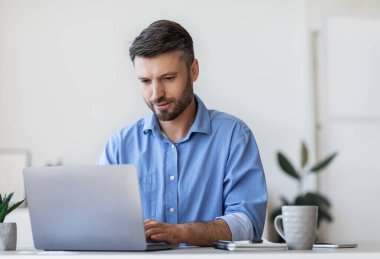 İş hayatı tarzı. Ofiste Dizüstü bilgisayar kullanan, klavyede yazan, e-posta yazan, boş alan kullanan meşgul ofis çalışanı.