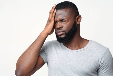 Beyin hastalıkları kronik şiddetli baş ağrısına neden olur. Genç siyah adam yorgun ve stresli, zihinsel sorunları var, tıbbi konsept