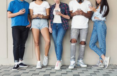 Kentsel Arka Planda Akıllı Telefonlar Kullanan Çok Kültürlü Arkadaşlar Grubu, boş alan