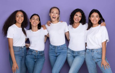 Çeşitli Kadın Arkadaşlığı 'ndan. Mor Arkaplanda Bekleyen, Kameraya Gülümseyen Beş Kadın. Stüdyo Çekimi