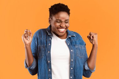 Öyle mi? Neşeli Artı Boyutlu Zenci Kadın Neşeli Yumruklar Kutlama Başarısı Sarı Stüdyo Arkaplanının Üzerinde Duruyor. Harika Haber ve Zafer Kutlaması, Olumlu Duygular, Heyecan Konsepti