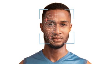 Beyaz stüdyo arka planında yüzü kare çerçeveli yakışıklı Afro-Amerikalı bir adamın portresi. Yüz tanıma sistemi var. Kopya alanı olan bir panorama. Biyometrik doğrulama, yüz konsepti