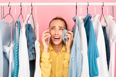 Gardıropta panik. Depresyonda olan bir kadının portresi. Akıllı telefondan konuşuyor ve ağlıyor çünkü ne giyeceğini seçemiyor ya da seçemiyor. Gözyaşlarını gömlekle siliyor.