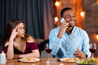 Sıkıcı bir randevu sırasında cep telefonuyla konuşan siyahi bir adam, kız arkadaşı restoranda romantik bir akşam yemeğinde sıkılmış ve sinirlenmiş hissediyor. İletişim sorunları olan ırklar arası bir çift, boş alan.