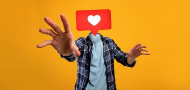 Kafası yerine kalp ikonu olan biri, parlak sarı bir arka plana karşı coşkulu bir jest yapar. Bu sosyal medya etkileşimlerinin heyecanını sembolize ediyor..