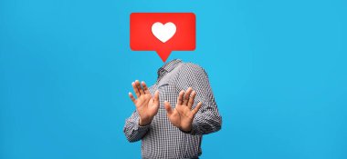 Kareli gömlek giyen biri iki elini de sanki tereddüt ediyormuş gibi havaya kaldırır. Kafalarının üstünde kalp şeklinde bir sembol var. Sosyal medyanın nişanını temsil ediyor..