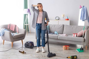 Partiden sonra evini süpüren, alnını silen, temizlik yapmaktan bıkmış genç bir kadın. Üniversitenin yurt odasındaki dağınıklıktan kurtulduğu için yorgun düşmüş bin yıllık öğrenci.