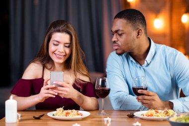 Kıskanç siyahi adam kız arkadaşlarını gözetliyor. Akıllı telefon, restoranda romantik bir akşam yemeği yerken ona mesajlar okuyor. Genç bir kadının flüt sorunu var ve erkek arkadaşını görmezden geliyor.