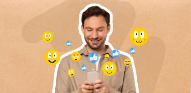 Bir adam, mutluluk ve nişanı resmeden canlı emojilerle çevrili akıllı telefonuyla sevinçle mesajlaşıyor. Aldığı sosyal medya mesajlarından çok etkilenmiş görünüyor..